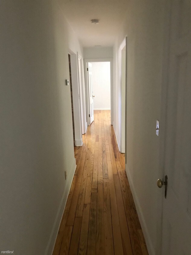 Building Photo - 4 br, 1.5 bath House - 401 W Grand River Ave