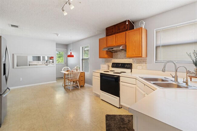 Comer en la cocina - 6717 Waterhill Ln