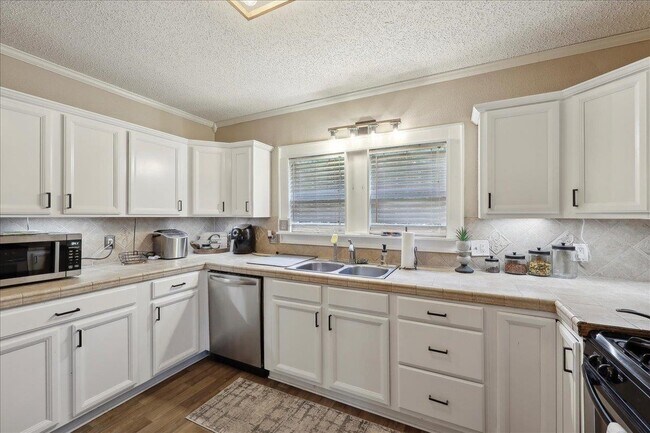 Foto del edificio - 751 Bridgeview St