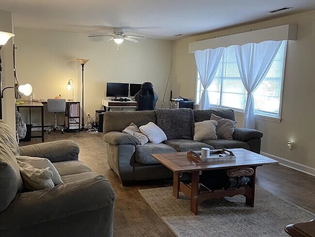 Foto del edificio - 1502 Mike Ann Dr