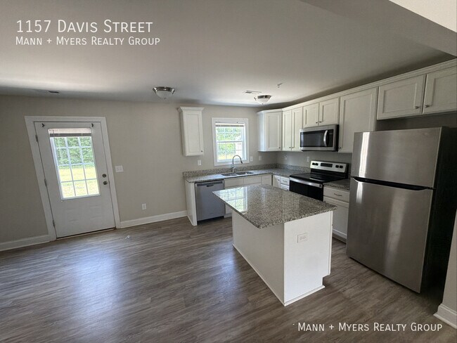 Building Photo - 1157 Davis St