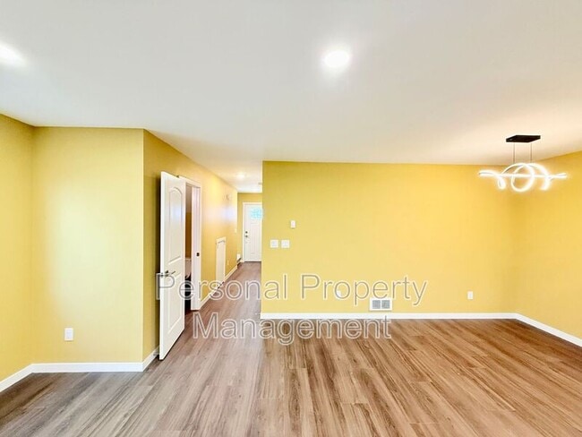 Building Photo - 5711 NE 74th Ct