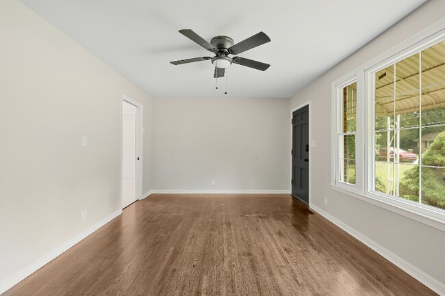 Foto del edificio - 1347 Gibson Dr