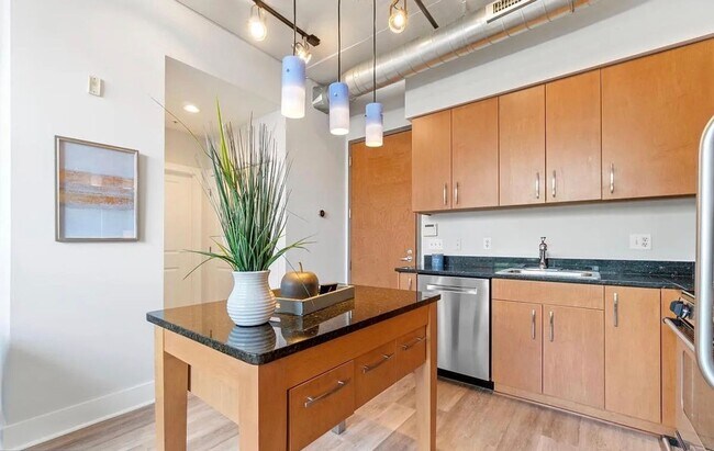 Foto del edificio - Industrial-Chic 2BR 2BA in Adams Morgan with Parking!