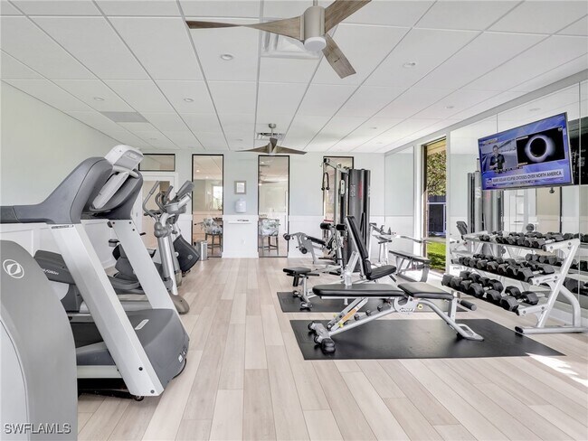 Foto del edificio - 555 Park Shore Dr