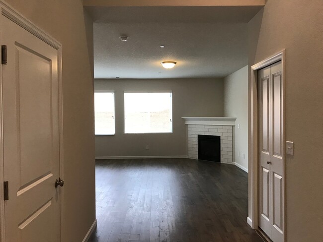 Building Photo - ***HALF OFF FIRST MONTH'S RENT!***BRAND NE...