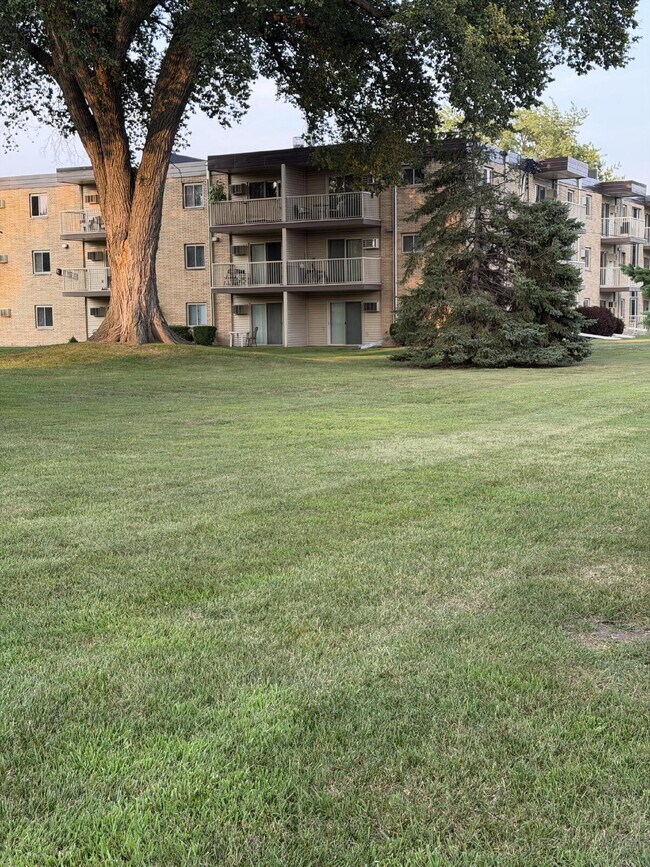 Foto del edificio - Beautiful 1-bed, 1-bath condo in Roseville