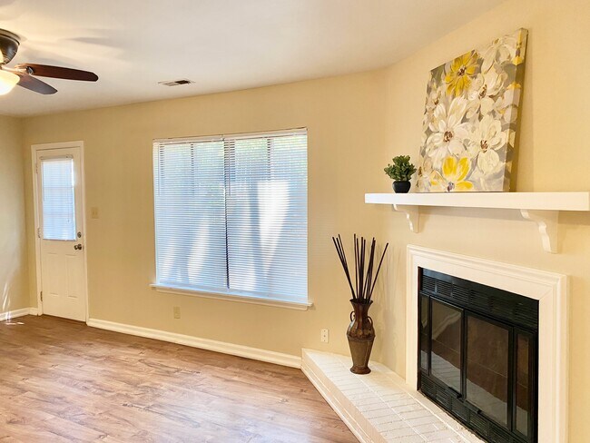 Living room - 2420 Stadium Dr