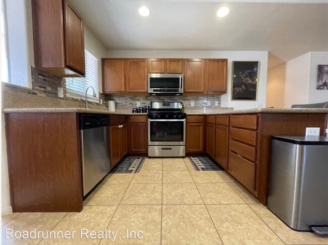 Building Photo - 4 br, 2 bath House - 72147 Sunnyslope Dr