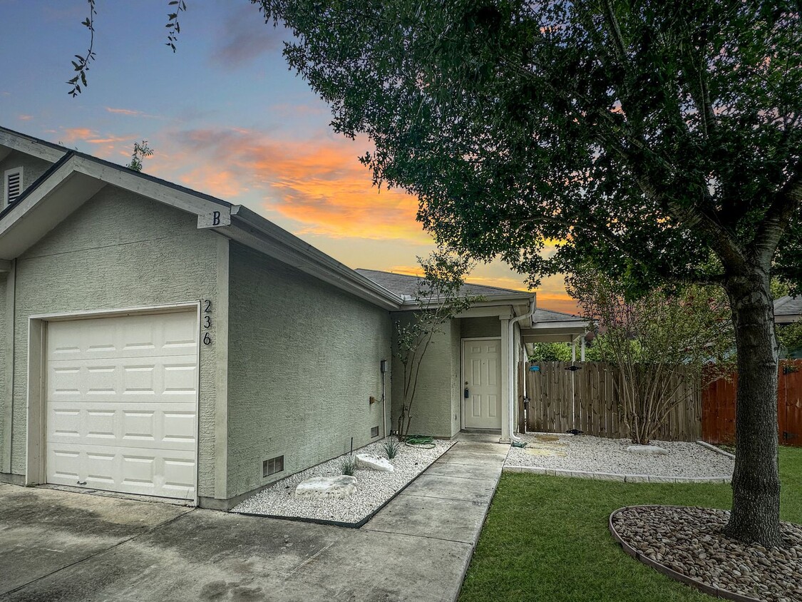 Foto principal - Stained Concrete Flooring - No Carpet! Fri...