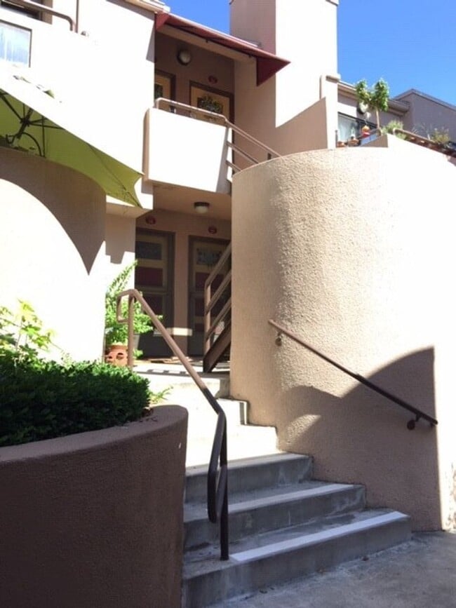 Building Photo - 2 BEDROOM CONDO WITH GARAGE