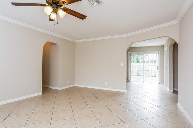 Building Photo - 6088 Oak Royal Dr