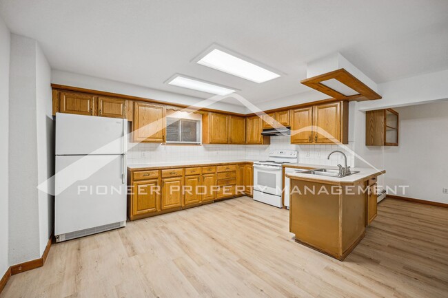 Foto del edificio - Spacious Basement Unit with Washer/Dryer a...