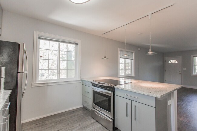 Foto del edificio - Immaculate Fully Renovated 2 bed/1 bath!
