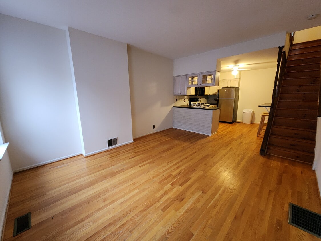 Primary Photo - 889 N Taylor St