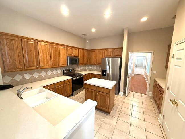 Building Photo - ** 4 Bed 3 Bath located in Deer Creek ** Call our self showing number to schedule a tour 334-366-...