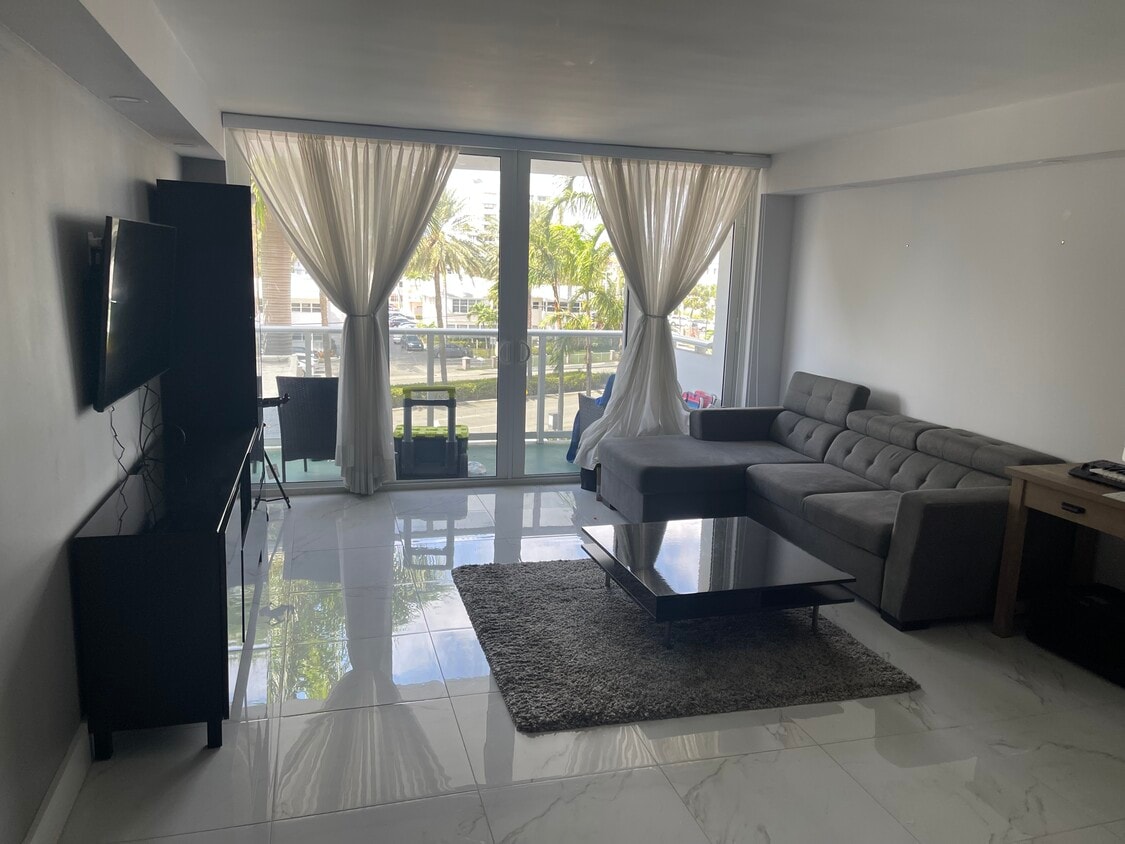 Primary Photo - 3140 S Ocean Dr