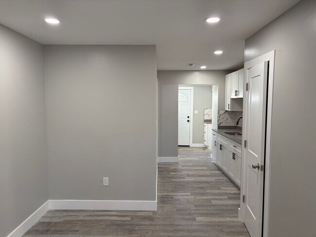 Foto del edificio - Fully Renovated 2 Bed 1 Bath Townhouse Style Row Home Now Available