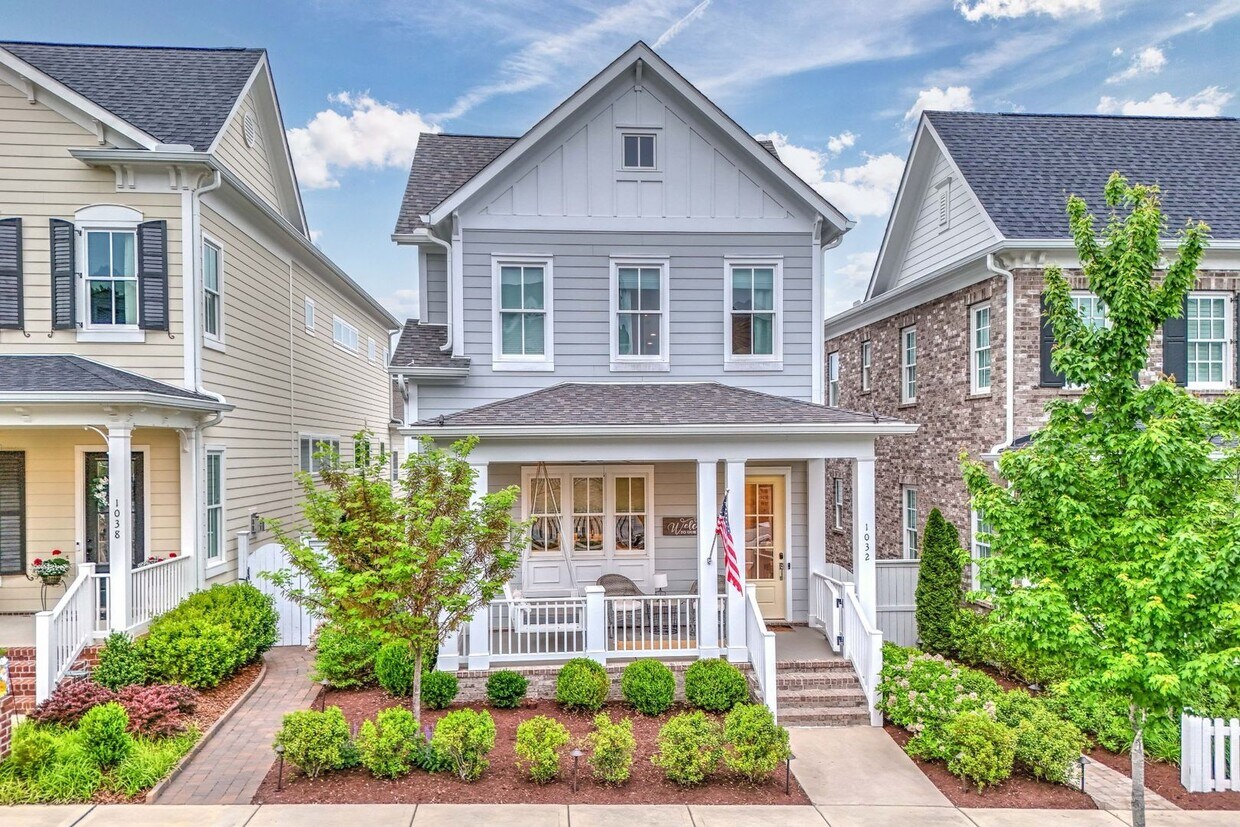 Primary Photo - 4 bed, 3.5 bath w/ 2 car garage in the hig...