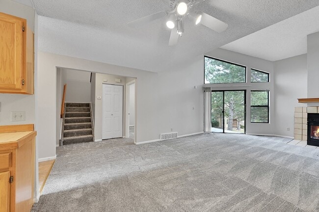 Building Photo - $1,850.00, 2 bed, 2 bath, located in Color...