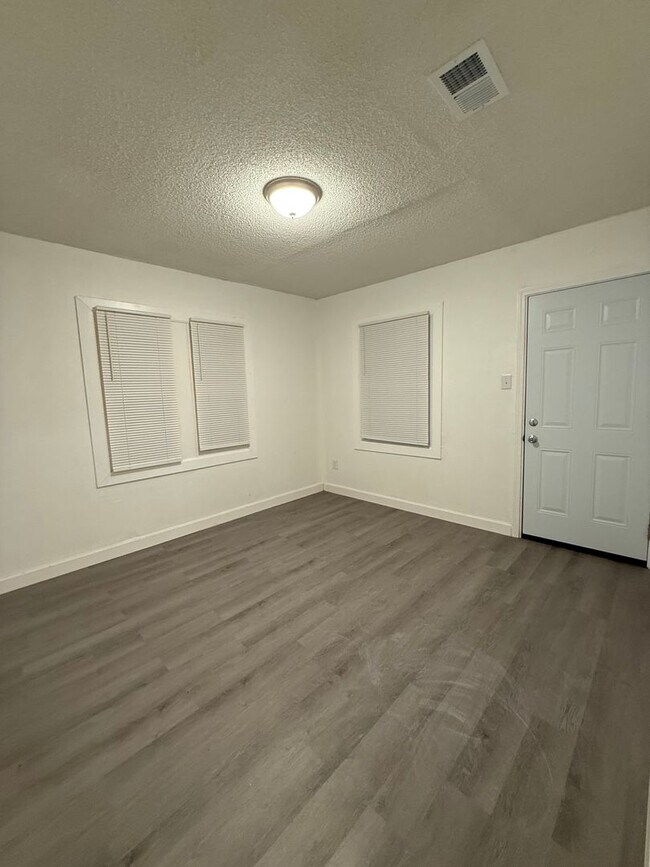 Building Photo - Newly Renovated 2-Bedroom Duplex – Section...