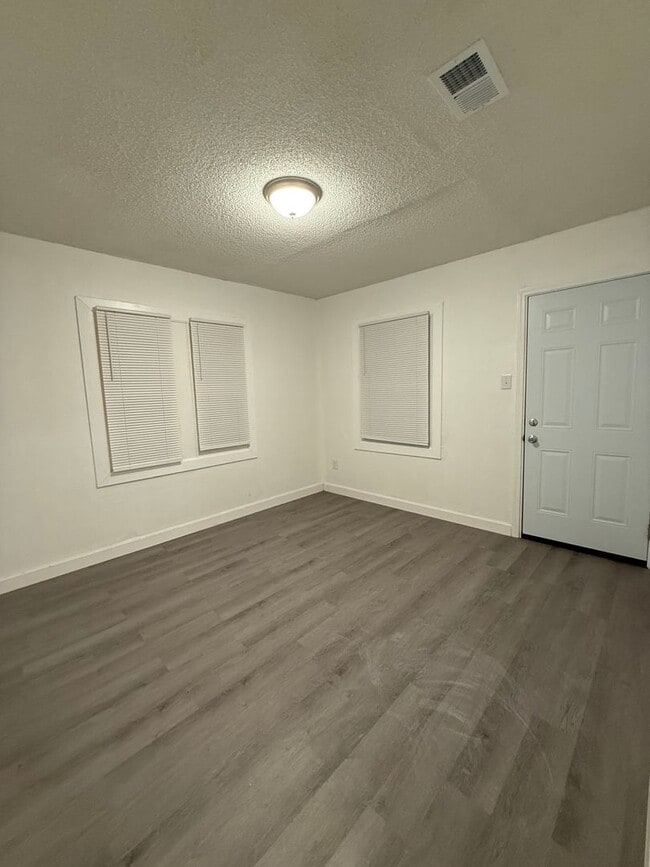 Foto del edificio - Newly Renovated 2-Bedroom Duplex – Section...