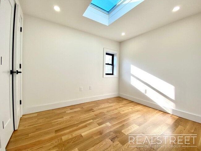 Foto del edificio - Stunning New 3 Bed Floor Thru in Clinton Hill