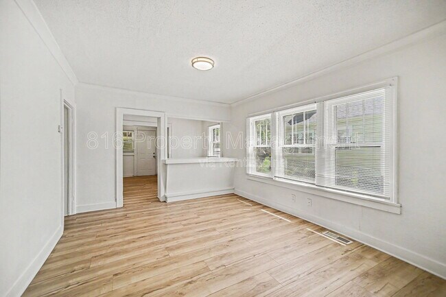 Foto del edificio - 6431 S Benton Ave