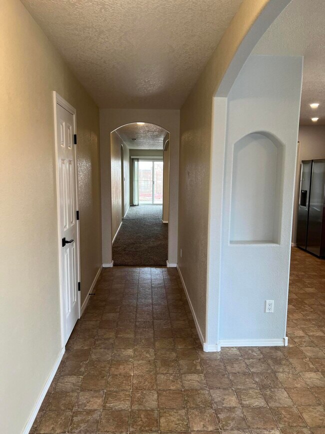 Building Photo - 1004 Desert Paintbrush Loop