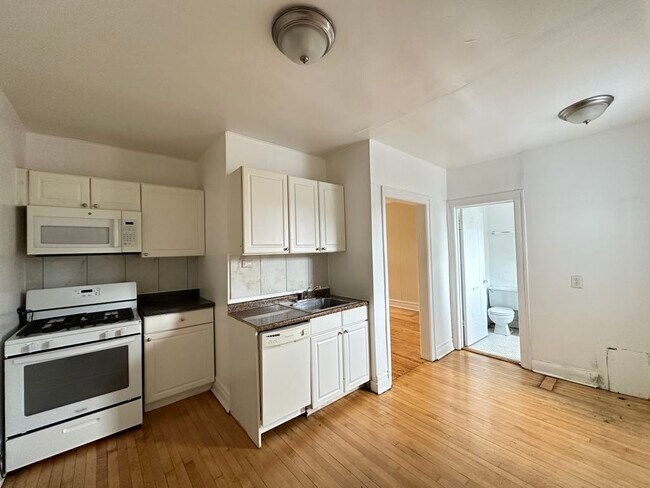 Foto del edificio - 4409 N Kenneth Ave