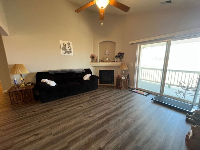 Building Photo - Great Condo Near Centerra