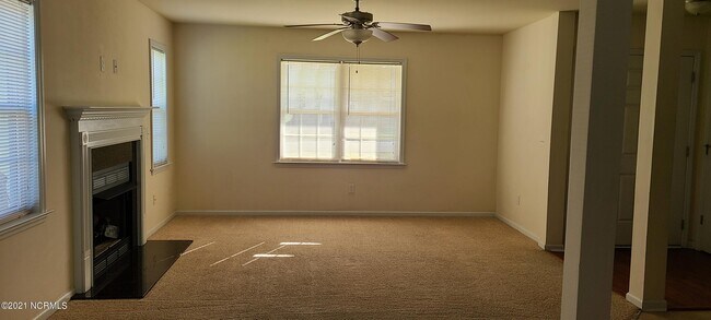 Foto del edificio - 4005 W.T. Whitehead Dr