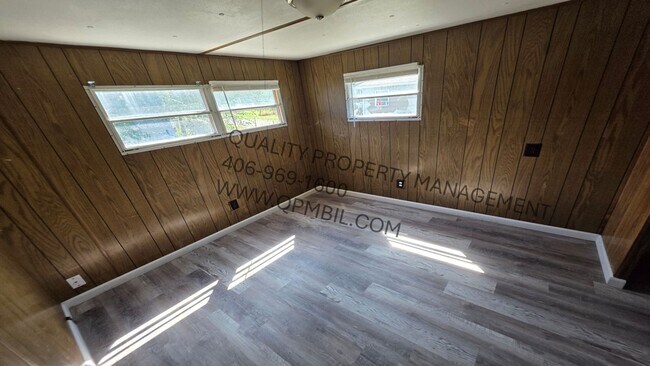 Foto del edificio - 3955-3956 BLUEBIRD MOBILE CT