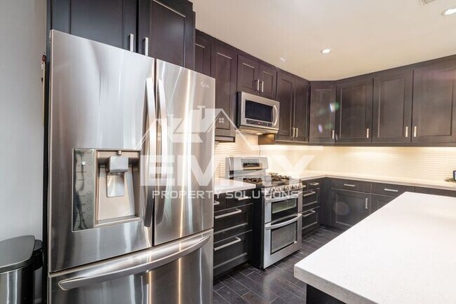 Foto del edificio - Primary Home and ADU for rent Division St ...