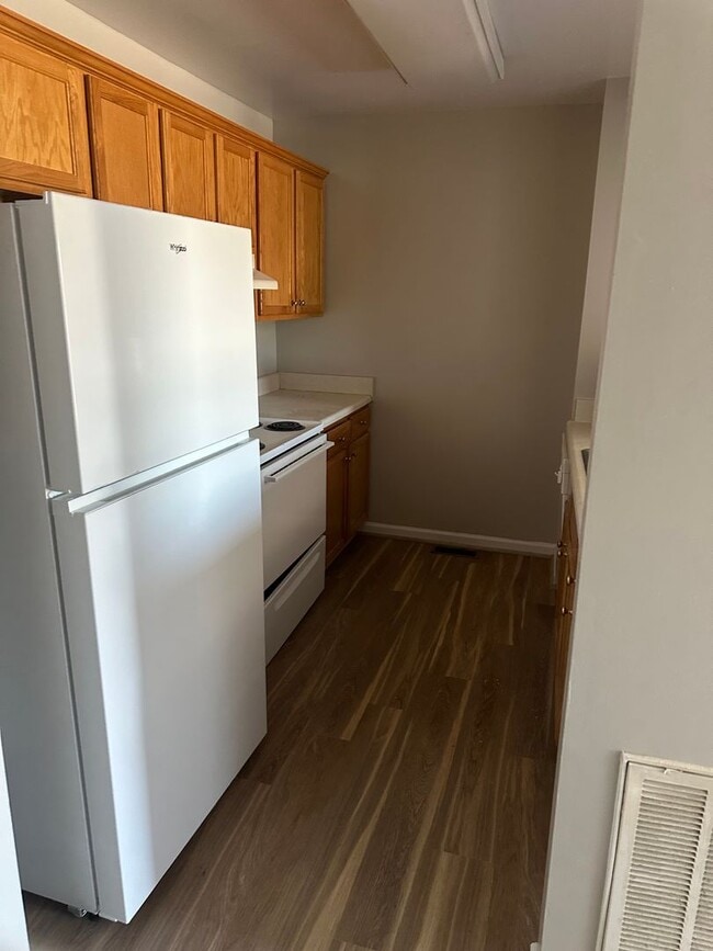 Building Photo - 2 Bedroom 1.5 Bath Townhome In Salem City