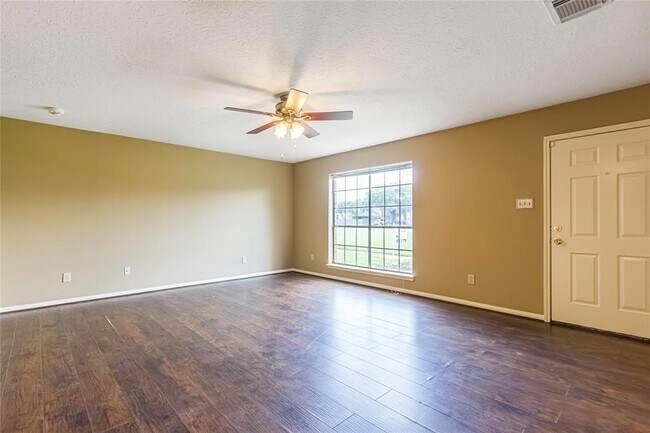 Foto del edificio - 988 Birnham Woods Blvd