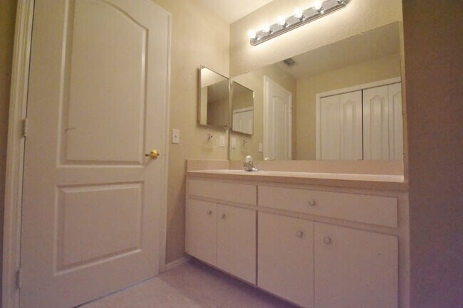 Building Photo - 7988 Oak Run Cir