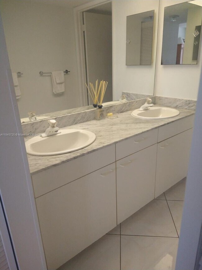Foto del edificio - 9341 Collins Ave