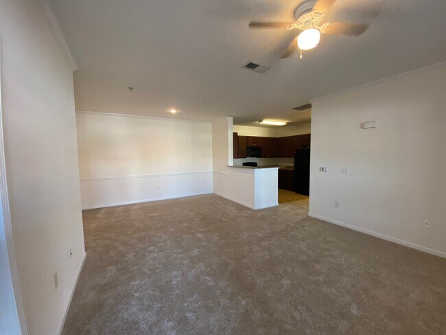 Living room looking towards kitchen - 511 Village Lake Ct