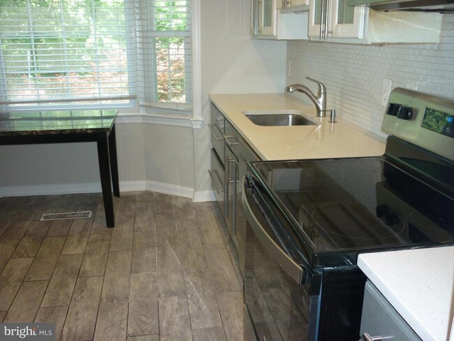 Building Photo - 13943 Water Pond Ct