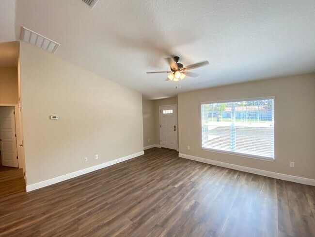 Building Photo - Custom Home - Desirable SE Ocala Neighborhood 3/2/2 **Available Soon**