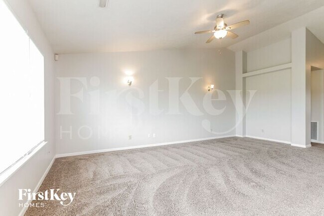 Foto del edificio - 2215 Rolling Oak Dr
