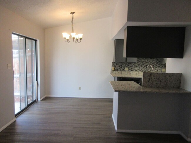 Foto del edificio - 2 bed, 1 bath Twinhome with attached garage