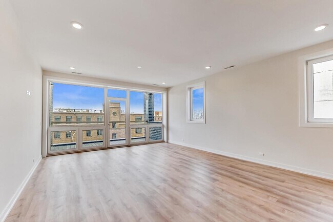 Building Photo - 2829 N Clybourn Ave