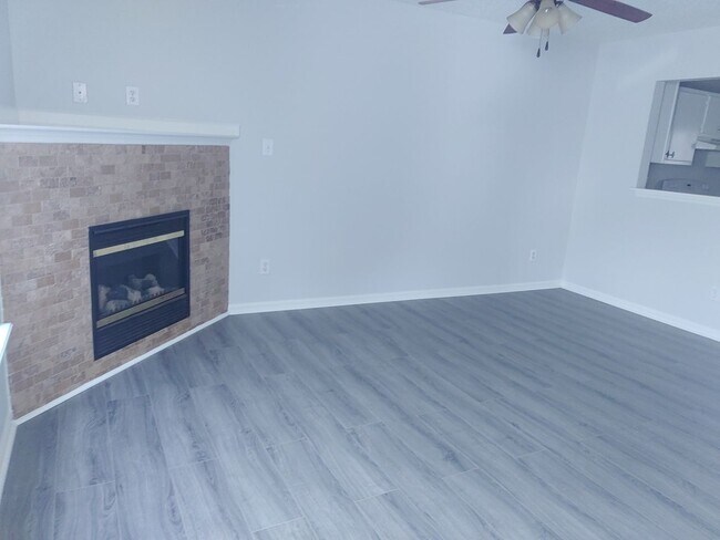 Building Photo - Townhome!!