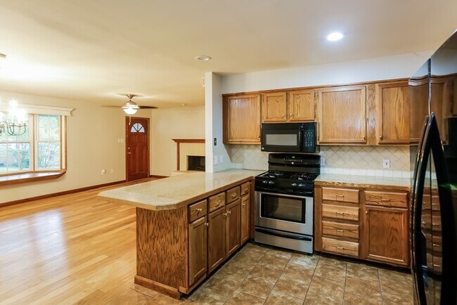 Building Photo - Lovely 4 Bedroom!