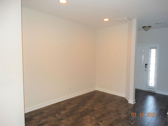 Building Photo - Townhouse available March 7 2024