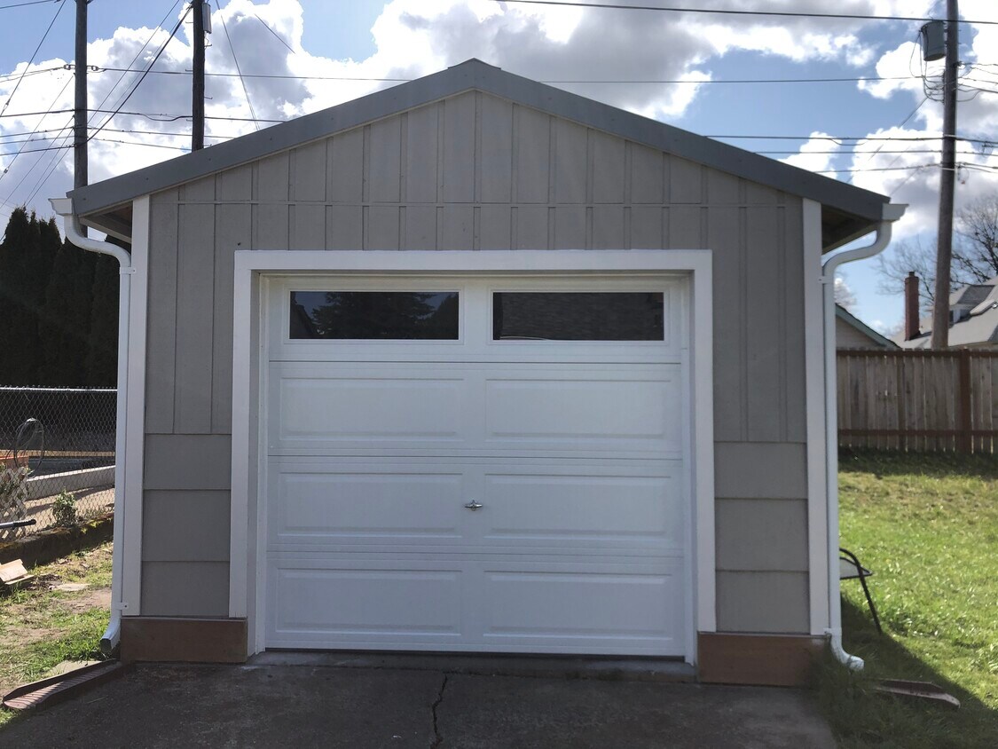 Detached garage, newly remodled & painted - 2906 N 16th St
