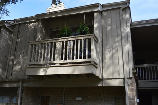 Building Photo - 2100 Tanglewilde St