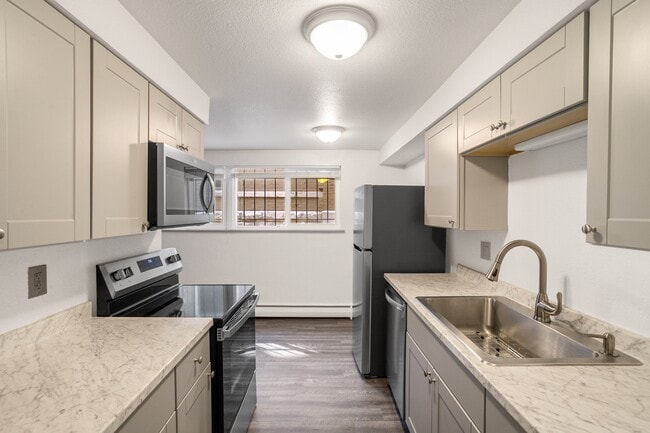 Building Photo - 1326 Corona